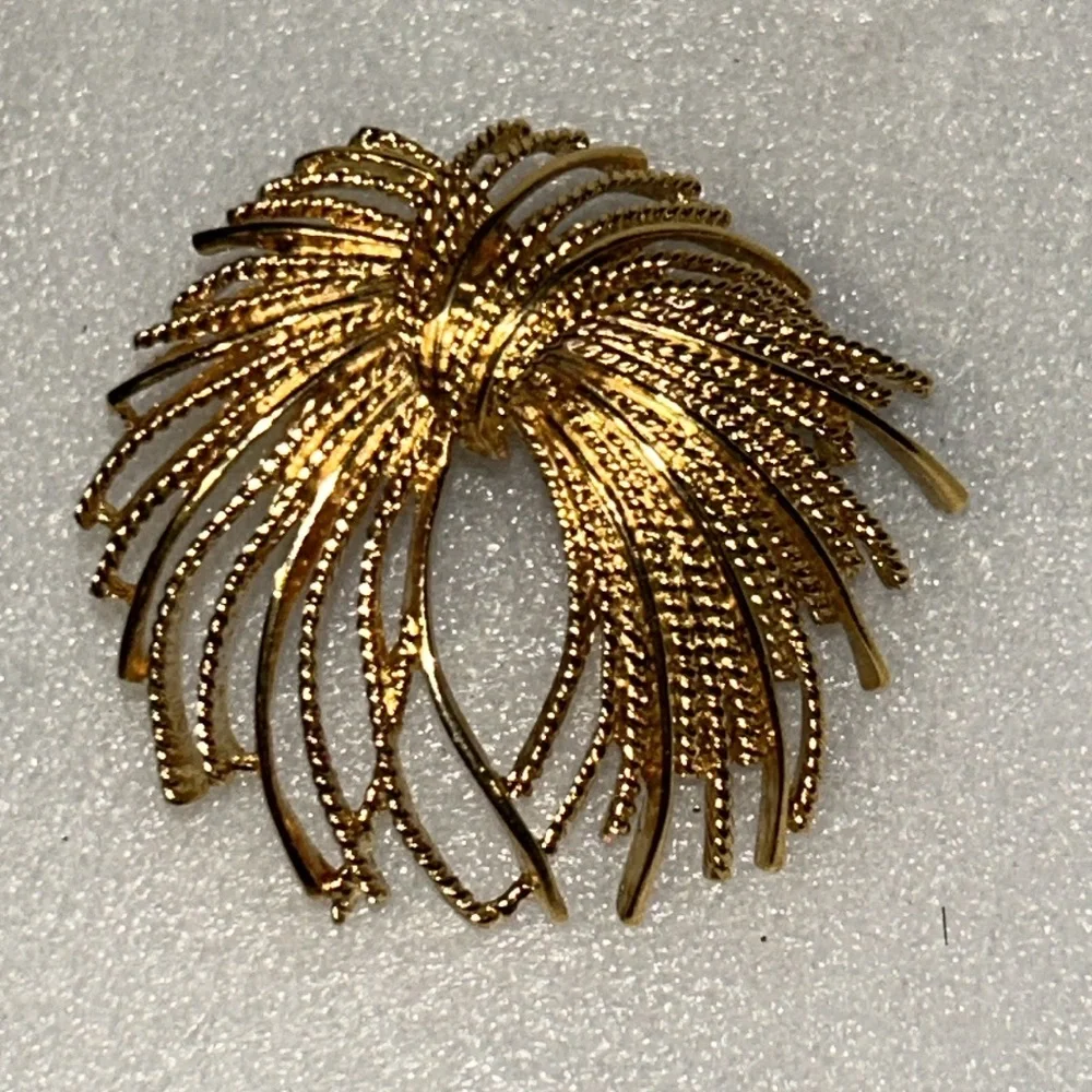 Vintage Monet Mirador
Brooch Gold Tone Starburst size 2" X 2" - Picture 10 of 17